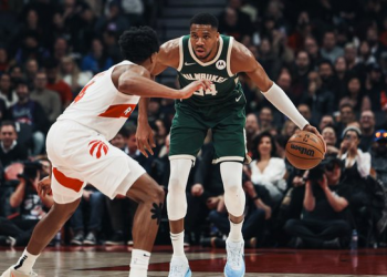 BASKETBALL : Giannis Antetokounmpo Shines with Triple-Double as Bucks Cruise Past Raptors