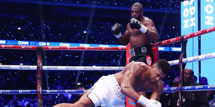 BOXING : Frank Warren Reveals No Rematch Clause in Daniel Dubois vs Anthony Joshua Contract