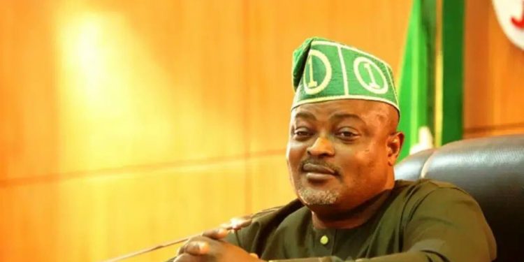 (VIDEO)NIGERIA: Ousted Speaker Obasa, Armed Men Forcefully Enter Lagos Speaker’s Office