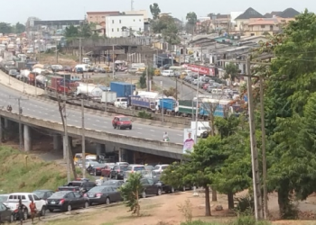 NIGERIA : Fallen Containers Block Lagos-Ibadan Expressway, Cause Massive Gridlock