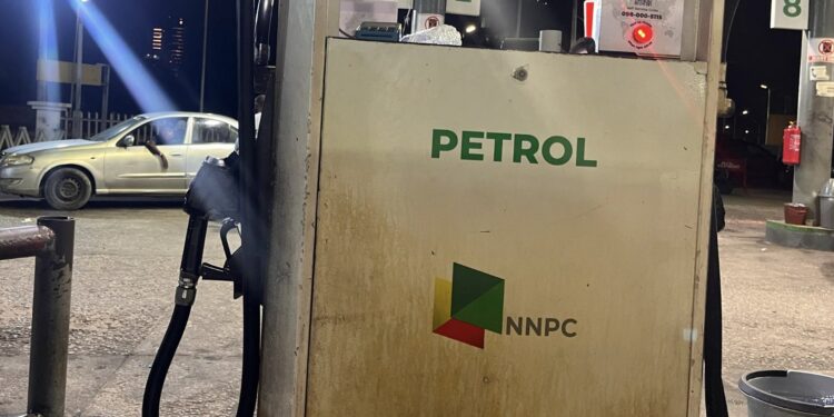 Nigeria: NNPC Reduces Petrol Price to N880/Litre in Lagos, N935/Litre in Abuja