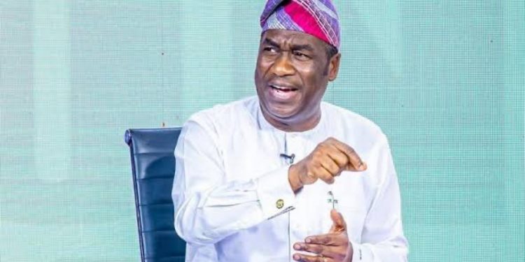 (VIDEO) Disco Scams Lagos Deputy Governor Hamzat by Increasing His Electricity Bill