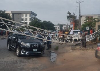 NIGERIA: Crane Collapses on Moving Vehicle in Ikoyi