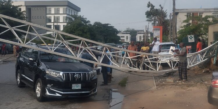 NIGERIA: Crane Collapses on Moving Vehicle in Ikoyi