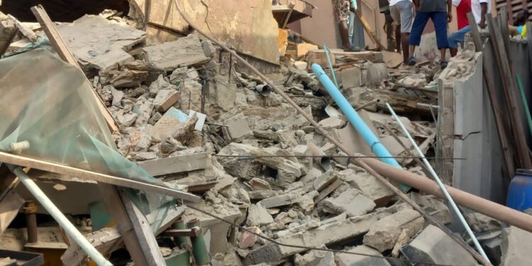 Nigeria: (VIDEO) Two-Storey Building Collapses in Lagos, Six Rescued