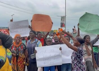 (VIDEO) Oworonshoki Residents Block Third Mainland Bridge Over Demolition Exercise