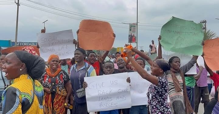 (VIDEO) Oworonshoki Residents Block Third Mainland Bridge Over Demolition Exercise