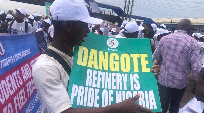 NIGERIA: Students Protest in Oyo, Rally Support For Dangote Refinery