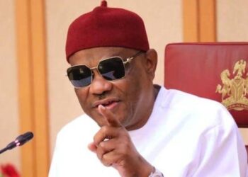 Nigeria: FCTA Bans Smartphones, Allows Only ‘Torch Light Phones’ During Work Hours