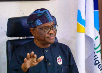 NIGERIA: Wike Bans Mobile Phones For AGIS, Land Administration Staff After Viral Video