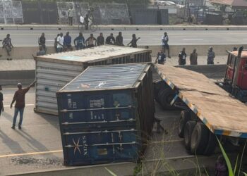 Nigeria: (VIDEO) Truck Overturns on Otedola Bridge, Causes Heavy Gridlock