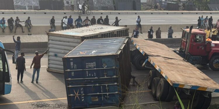 Nigeria: (VIDEO) Truck Overturns on Otedola Bridge, Causes Heavy Gridlock