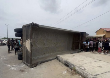 NIGERIA: Four Dead, Four Injured As Truck Crashes Into Commercial Bus In Lagos