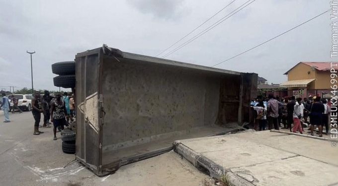 NIGERIA: Four Dead, Four Injured As Truck Crashes Into Commercial Bus In Lagos