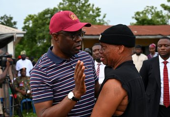 NIGERIA: Governor Makinde Reassures Families of Abducted Pupils, Teachers During Oriire Visit