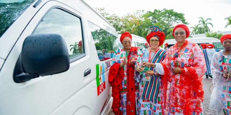 Nigeria: Remi Tinubu Gifts Personal Cars to APC Women Leaders in 5 Opposition States
