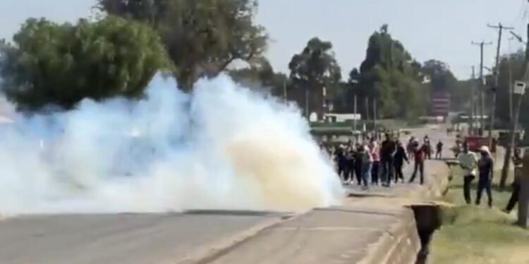 Teargas in Nanyuki as Kenyans Protest U.S. Ebola Quarantine Base at Laikipia Air Base