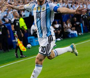Messi Scores Hat-Trick as Argentina Beat Algeria in World Cup Opener