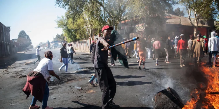 Nigeria Extends South Africa Evacuation as Xenophobic Attacks Claim Two More Nigerians