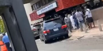 Nigeria: (VIDEO) Sego’s Boys Block Police from Recovering Toba Ijaiya’s Corpse at St. Nicholas Hospital