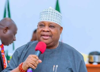 NIGERIA: Suspected Thugs Attack Governor Adeleke’s Convoy in Osogbo