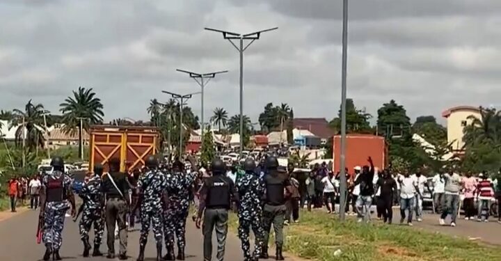 Nigeria: (VIDEO) Thugs Block Peter Obi’s Convoy on Benue Road
